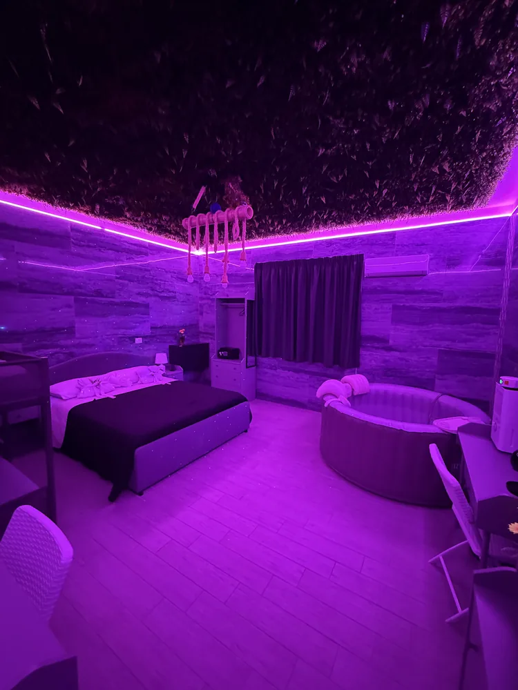 Affittacamere Gess — Camera King con vasca idromassaggio illuminata con luci LED viola, Montalto Uffugo (CS), Calabria