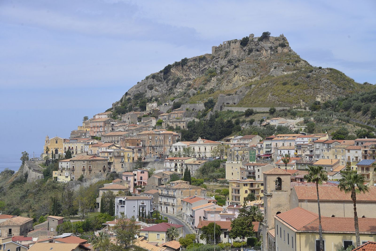Il borgo di Amantea visto dalla costa tirrenica