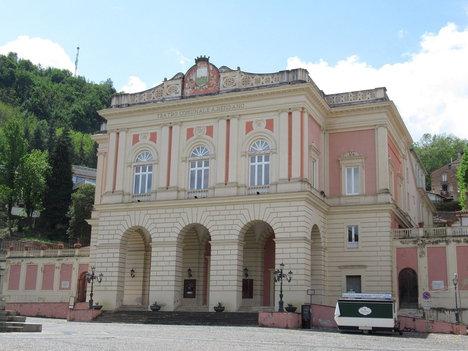 La facciata del Teatro Rendano a Cosenza
