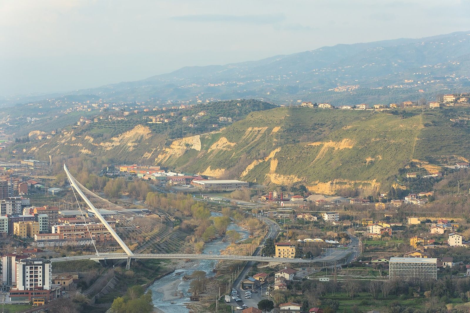 Panorama di Cosenza con il ponte di San Francesco di Paola