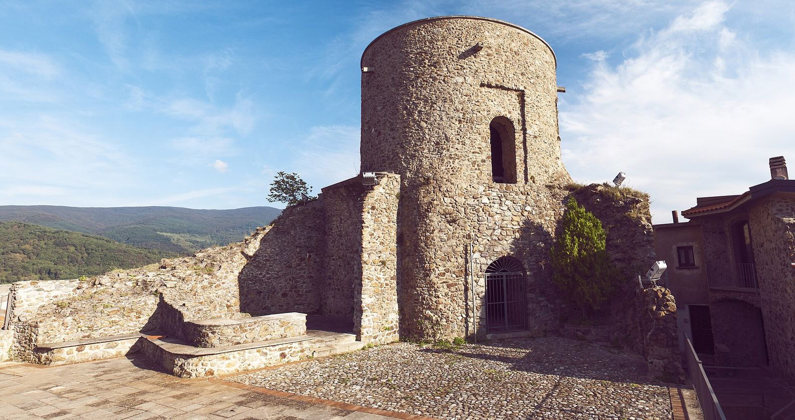La torre circolare di Guardia Piemontese affacciata sul Tirreno