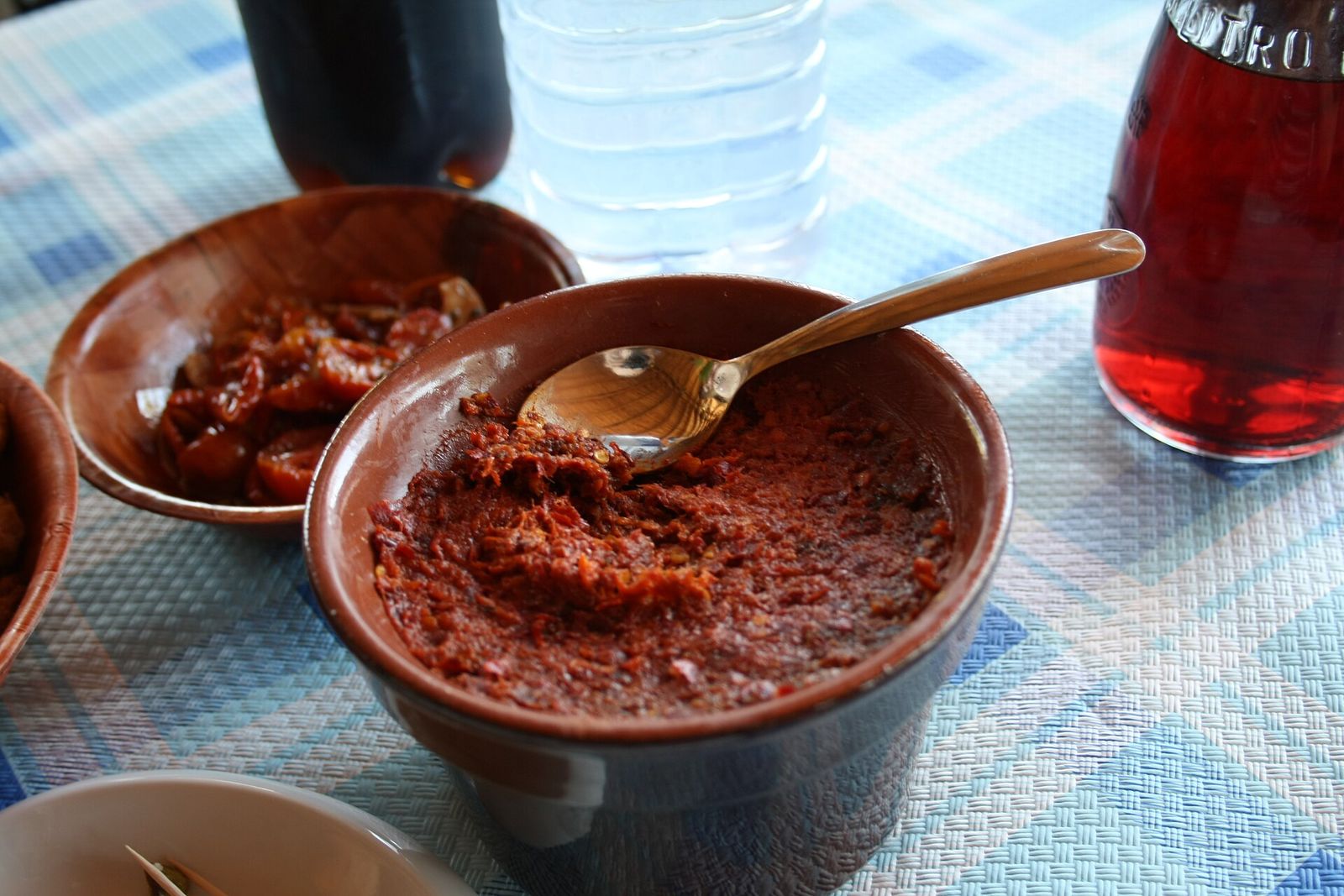 'Nduja calabrese servita in una ciotola di terracotta