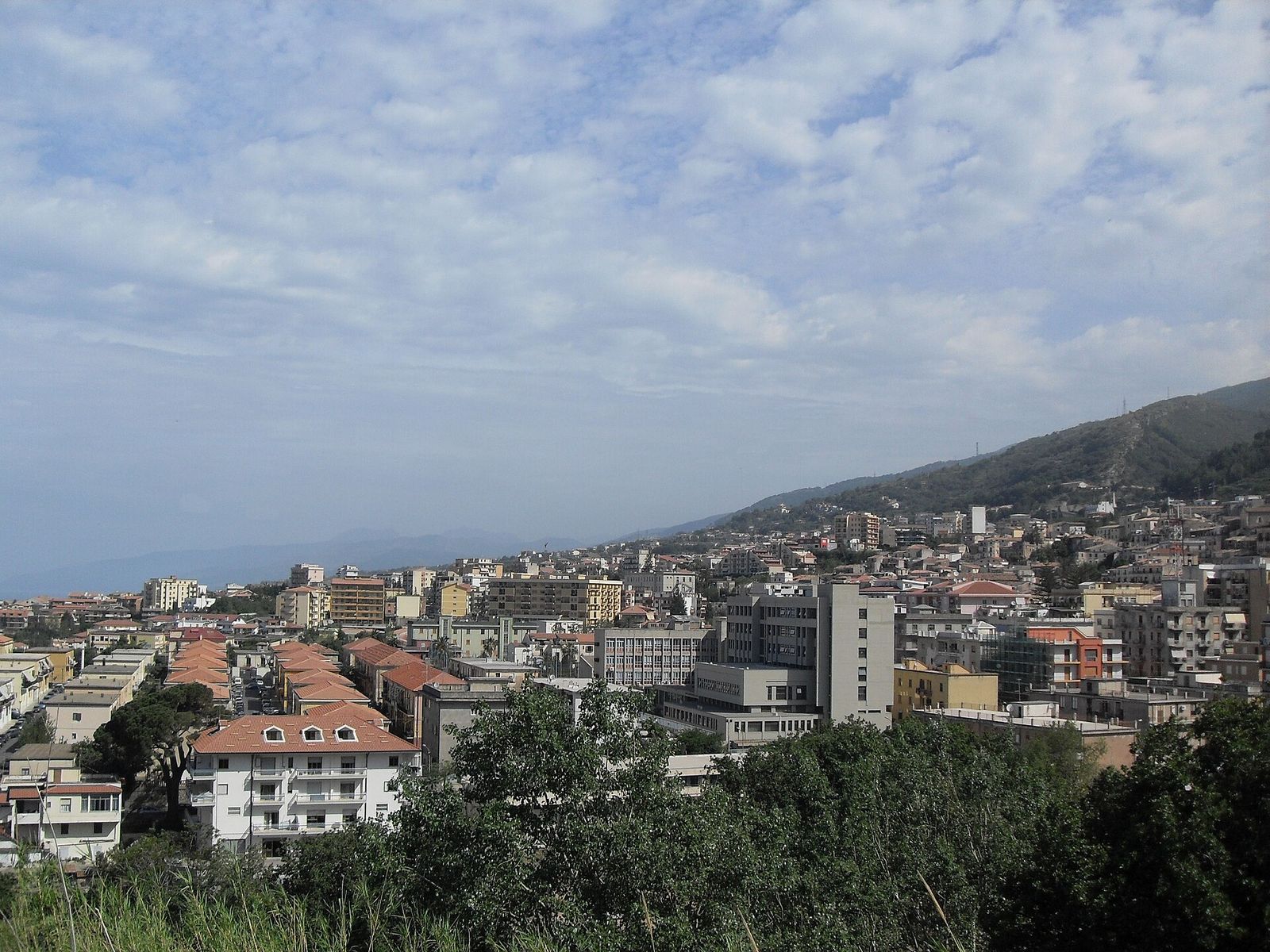 La città di Paola vista dall'alto, tra le colline e il mare