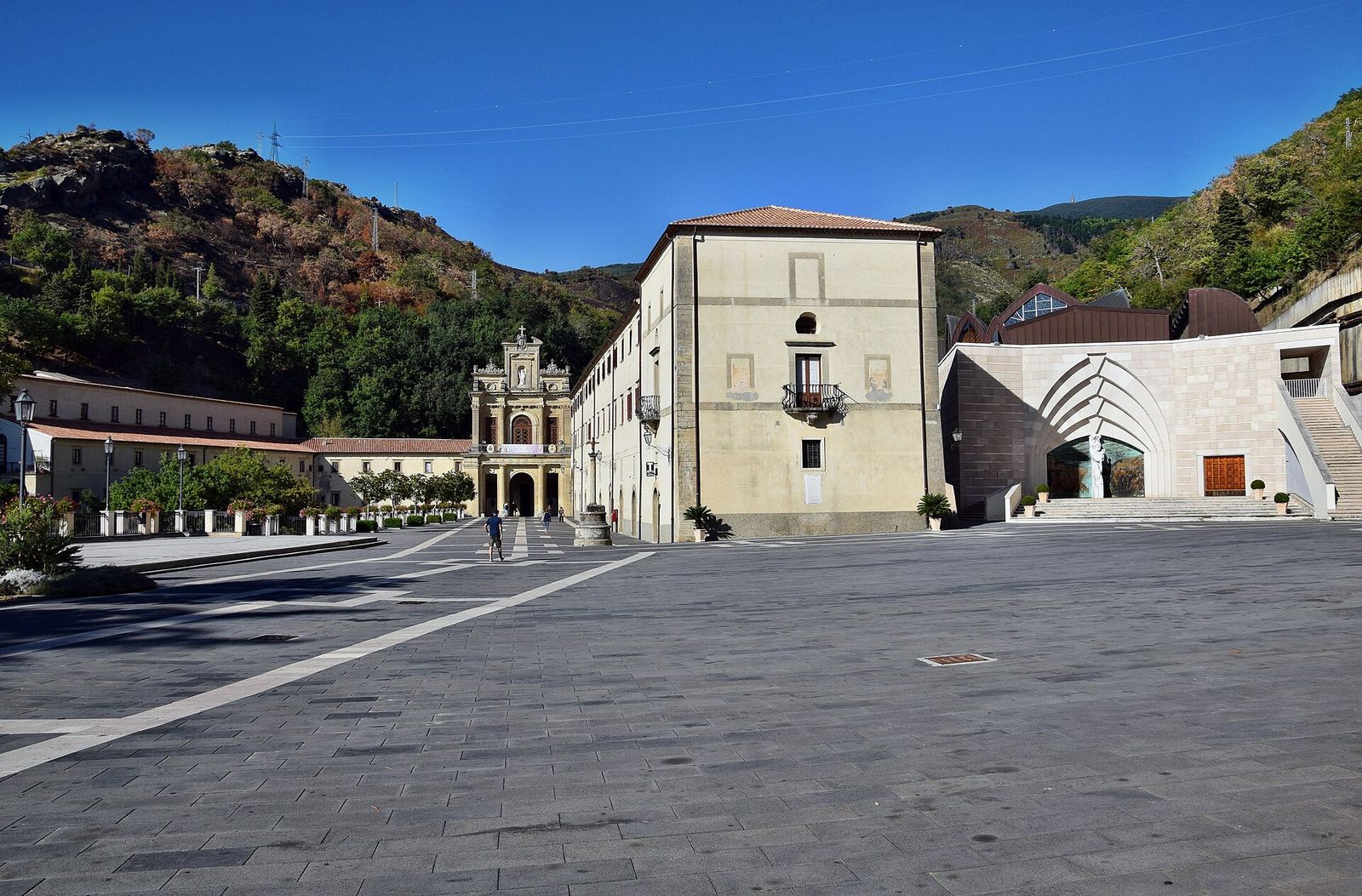 Il piazzale del santuario di Paola con il convento antico