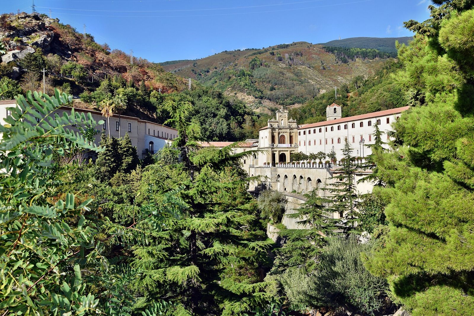 Il complesso del Santuario di San Francesco di Paola immerso nel verde della collina