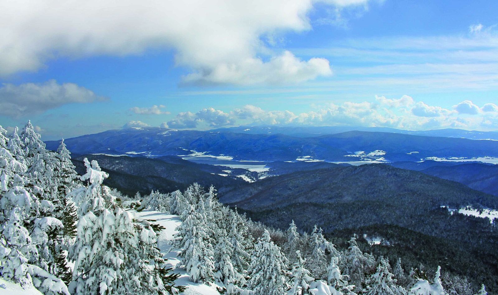 La Sila innevata vista dal monte Botte Donato, con il mare all'orizzonte